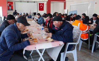 Kurulan Asevleriyle Vatandaslara Sicak Yemek Hizmeti Veriliyor