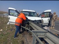 TRAFIK KAZASı - Mardin'de feci kaza! Kamyonet bariyere saplandı: 2 ölü, 3 yaralı