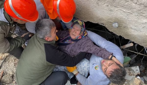 Enkazdan çıkarken ekiplere sarılmıştı! Depremin simge görüntüsü Ümmühan nine ile ağlatan buluşma .