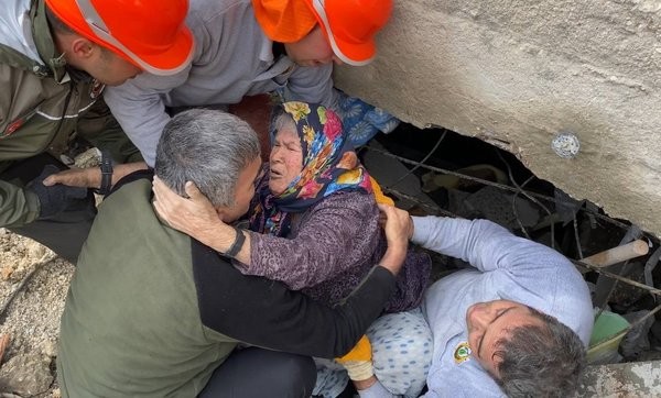 Enkazdan çıkarken ekiplere sarılmıştı! Depremin simge görüntüsü Ümmühan nine ile ağlatan buluşma .