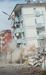 5.6'Lik Depremde Binalarin Yikilma Ani Kameraya Yansidi