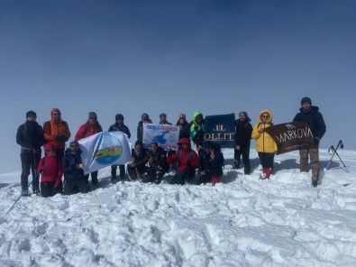 Depremde Hayatini Kaybedenlerin Anisina Esrük Dagi'na Tirmanis