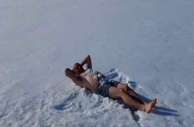 Depremzedelere Moral Için Kar Banyosu Yapti