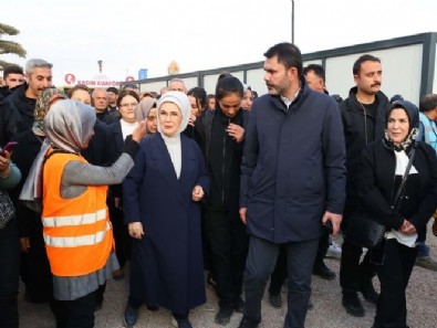 Emine Erdoğan, Kalyon Konteyner Kent'te yaşayan depremzedeleri ziyaret etti