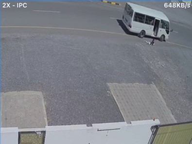 Küçük Kiz Hareket Halindeki Minibüsten Düstü, Soför Yola Devam Etti