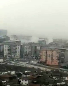 Malatya'da 5.6'Lik Depremde Yikilan Binalarin Toz Bulutu Kamerada