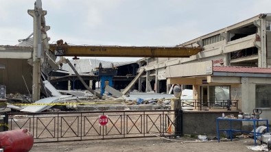 Malatya'daki 5.6'Lik Depremde Kahramanmaras'ta Fabrika Çöktü Açiklamasi 1 Ölü, 4 Yarali