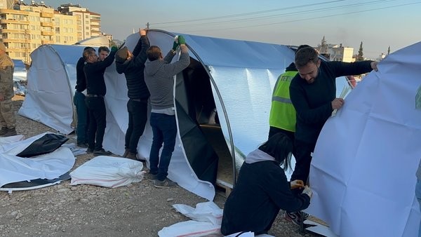 Siverekli Gönüllülerin desteğiyle Adıyaman’da çadır kentler kuruluyor