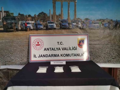 Antalya'da 2 Kilo 631 Gram Metamfetamin Ele Geçirildi
