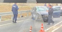 KOCAELİ İZMİT KANDIRA YOLU - Kandıra yolunda iki araç kafa kafaya çarpıştı: 3 yaralı