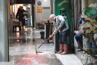 İzmir'de Tarihi Kemeraltı Çarşısı'nı bir kez daha su bastı