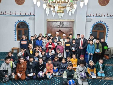 Sömestr Tatilinde Namaz Kilan Ögrencilere Hediyeler Dagitildi