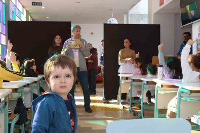 Yalova Belediyesi'nin Yariyil Senliginde Çocuklar Doyasiya Eglendi