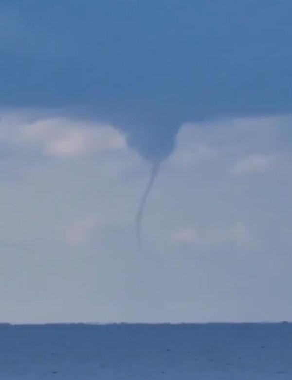 İzmir’de korkutan görüntü! Aynı anda 8 hortum oluştu