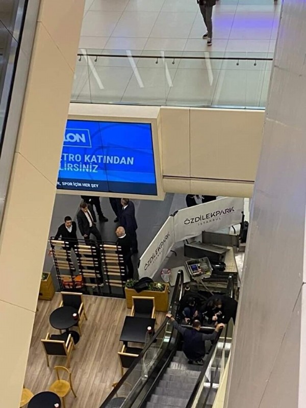 Şişli'de yürüyen merdiven dehşeti: Korkunç olay kamerada