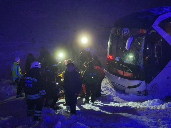 Diyarbakır-Şanlıurfa yolunda buzlanma sonucu yolcu otobüsü devrildi: Çok sayıda yaralı var
