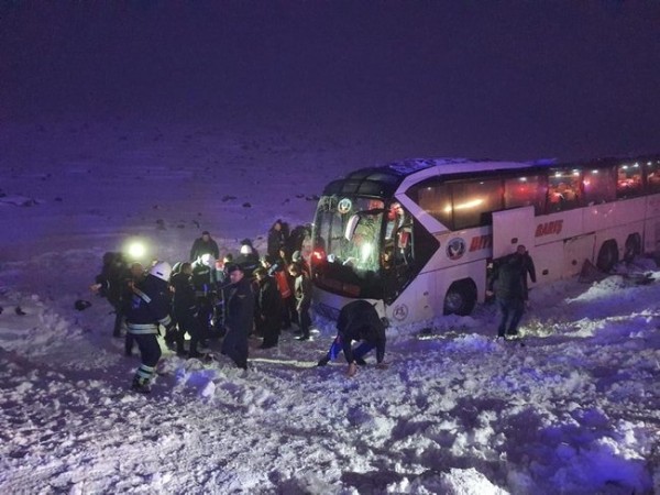 Diyarbakır-Şanlıurfa yolunda buzlanma sonucu yolcu otobüsü devrildi: Çok sayıda yaralı var