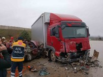 Bursa'da Otomobil Ile Kamyon Çarpisti Açiklamasi 5 Ölü