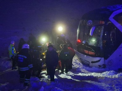 Diyarbakır-Şanlıurfa yolunda buzlanma sonucu yolcu otobüsü devrildi: Çok sayıda yaralı var Haberi
