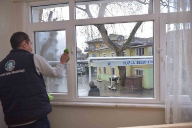Tuzla'da Yasli Ve Ihtiyaç Sahibi Vatandaslarin Evleri Düzenli Olarak Temizleniyor