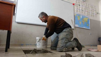 Yüksekova'da 5 Fedakar Ögretmen, 20 Ögrencisiyle Köy Okulunu Onardi