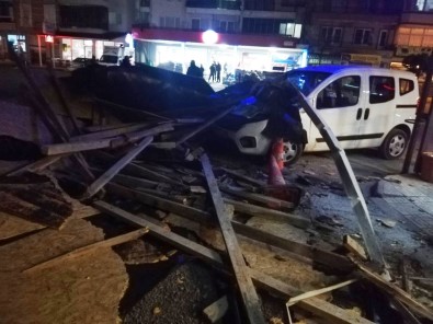 Ayvalik'ta Kuvvetli Firtinada Bir Apartmanin Çatisi Uçtu