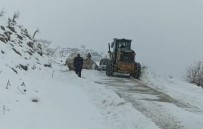 Batman'da Köy Yoluna Düsen Dev Kaya Kaldirildi