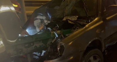Bursa'da Kontrolden Çikan Otomobil Bariyerlere Saplandi Açiklamasi 5 Yarali