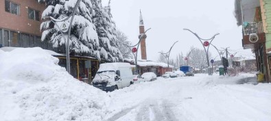 Çukurca'da Kar Kalinligi 50 Santimetreyi Geçti