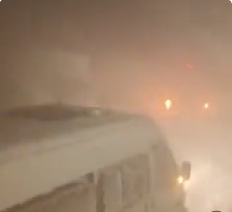 Derecik Yolunda Mahsur Kalan 8 Araç Ve 35 Vatandas Kurtarildi