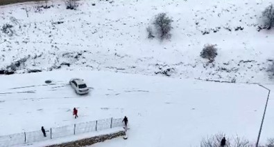 Elazig'da Yol Buz Pistine Döndü, Araçlar Böyle Kaydi