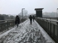İstanbul'da beklenen kar yağışı başladı! Bazı ilçelerde lapa lapa kar yağdı Haberi