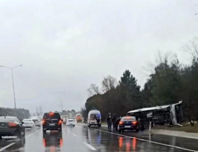 Kemerburgaz Yolunda Midibüs Devrildi