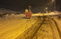 Siirt-Sirnak Kara Yolu Kar Ve Tipi Nedeniyle Ulasima Kapandi