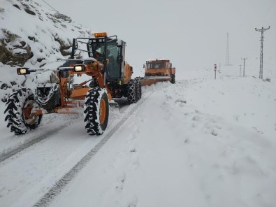 Siirt'te Kar Nedeniyle Kapanan Grup Köy Yollari Ulasima Açildi