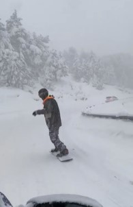 Uludag Yolunda Trafik Olustu, O Snowboard Yaparak Indi