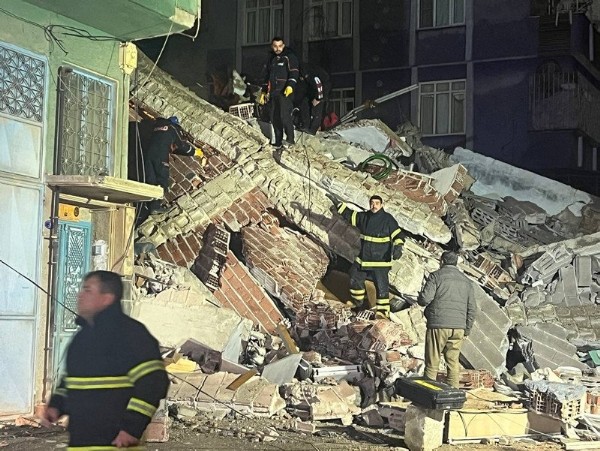 7,4 büyüklüğünde deprem 10 ilde yıkıma yol açtı