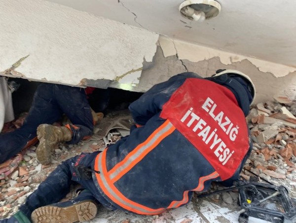 Deprem sonrası enkazdan böyle çıkarıldılar! Türkiye’yi ağlatan görüntüler!