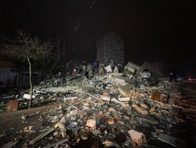 7,4 büyüklüğünde deprem 10 ilde yıkıma yol açtı Haberi