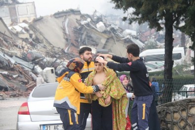 Deprem sonrası enkazdan böyle çıkarıldılar! Türkiye’yi ağlatan görüntüler!