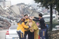 Deprem sonrası enkazdan böyle çıkarıldılar! Türkiye’yi ağlatan görüntüler!