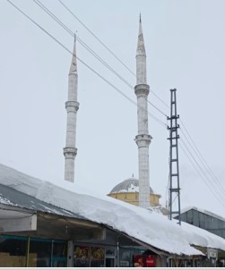 Depremde Cami Minaresi Besik Gibi Sallandi, O Anlar Kamerada
