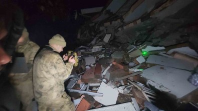 Göçük Altinda Kalan 64 Yasindaki Vatandas 15 Saat Sonra Kurtarildi