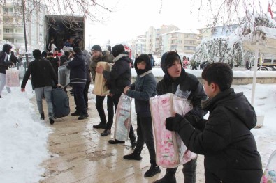 Karaman'da Vatandaslar Depremzedeler Için Seferber Oldu