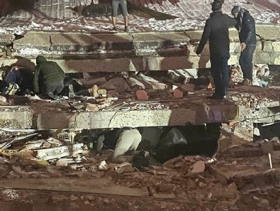 Türkiye 7.4'lük depremle sarsıldı! Diyarbakır'da acı bekleyiş: Kardeşim tepki veriyor, sesi geliyor! Haberi