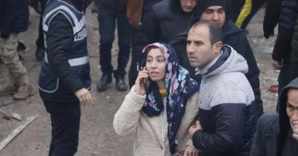 Türkiye 7.4'lük depremle sarsıldı! Diyarbakır'da acı bekleyiş: Kardeşim tepki veriyor, sesi geliyor!