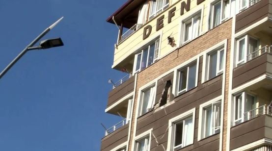 Hatay'da yan yatan binada kurtarılmayı beklediler
