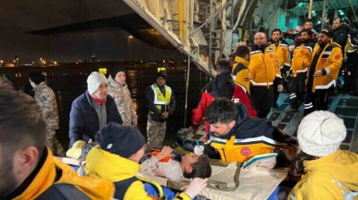 45 Yaralı İstanbul'a indi...