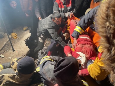 Adiyaman'da 41 Saat Sonra Enkazdan Çikan Mutluluk