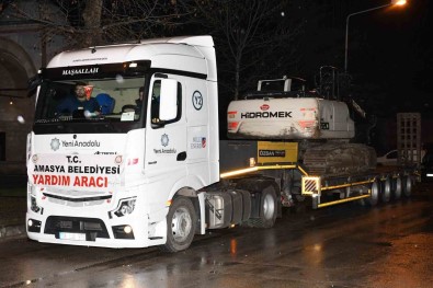 Amasya'dan Deprem Bölgesine Yardim Tirlari Ve Is Makineleri Gönderildi